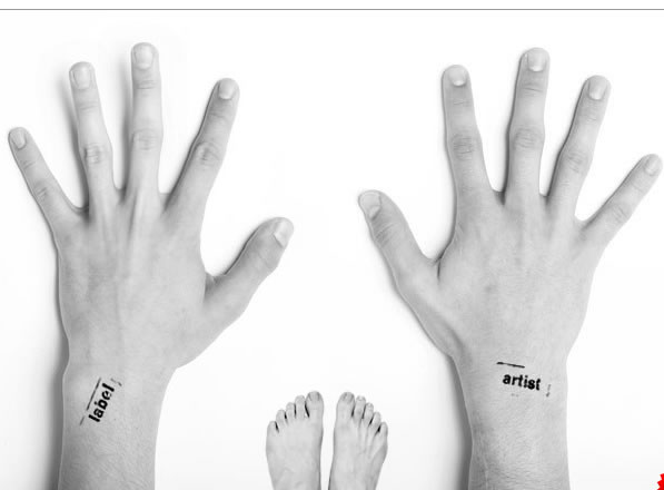 muscihandfeedfinga1.jpg